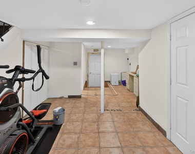 1425 Burton Street - Photo Thumbnail 20