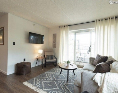 205 Mineola Boulevard - Photo Thumbnail 12