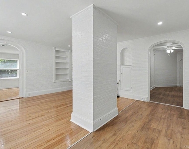 111 N Broadway - Photo Thumbnail 2