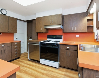 82 Quinby Avenue - Photo Thumbnail 9