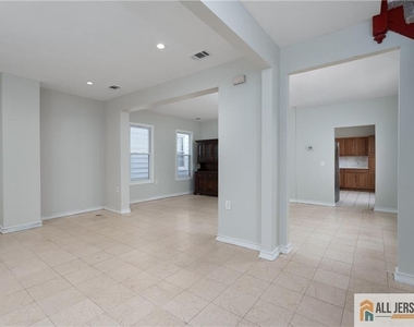 264 Seaman Street - Photo Thumbnail 2
