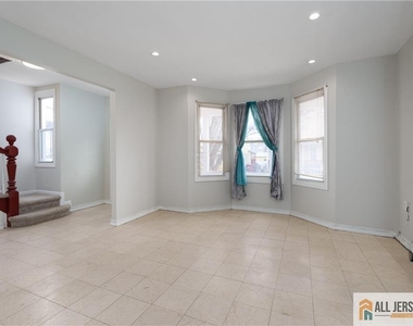 264 Seaman Street - Photo Thumbnail 3
