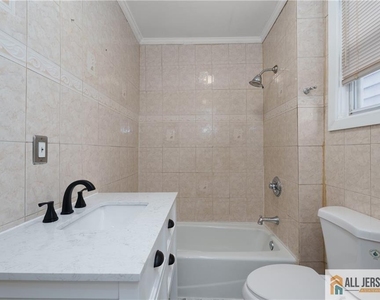 264 Seaman Street - Photo Thumbnail 14