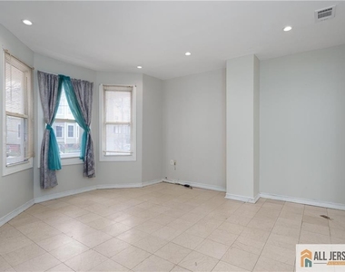 264 Seaman Street - Photo Thumbnail 4