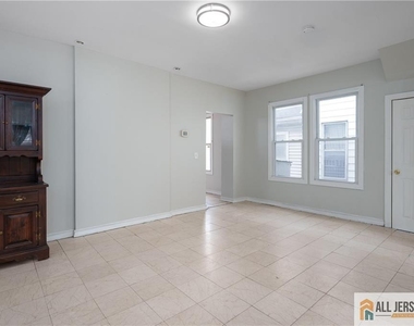 264 Seaman Street - Photo Thumbnail 8