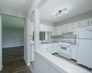 1612 Woodbridge Commons Way - Photo Thumbnail 2