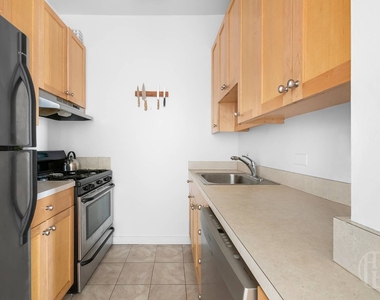 352 Cathedral Parkway - Photo Thumbnail 6