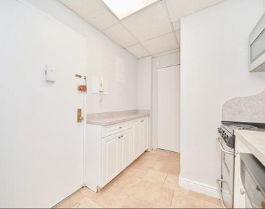 331 W 43rd Street - Photo Thumbnail 7