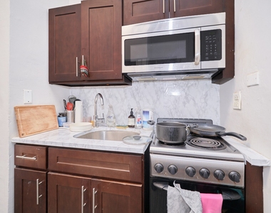 331 W 43rd Street - Photo Thumbnail 7