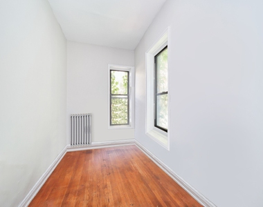 331 W 43rd Street - Photo Thumbnail 5
