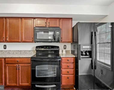 302 Ridgecrest Court - Photo Thumbnail 2