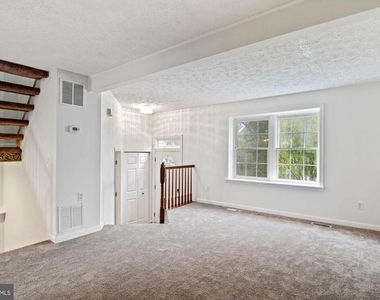 302 Ridgecrest Court - Photo Thumbnail 6