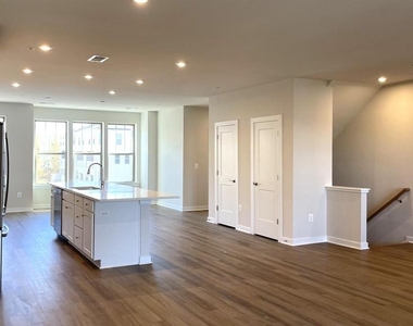223 B Park Central Terrace - Photo Thumbnail 4