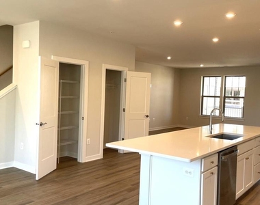 223 B Park Central Terrace - Photo Thumbnail 10