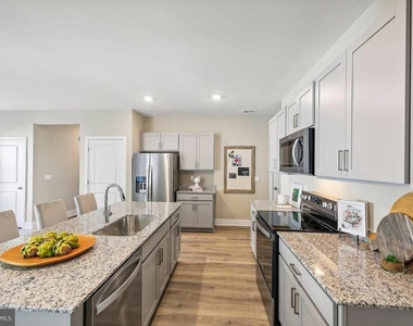 111 Charing Cross Drive - Photo Thumbnail 5