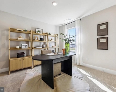 111 Charing Cross Drive - Photo Thumbnail 10
