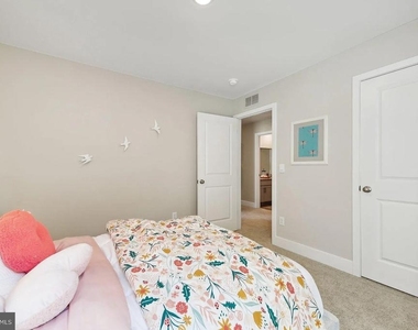 111 Charing Cross Drive - Photo Thumbnail 21
