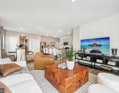 111 Charing Cross Drive - Photo Thumbnail 8