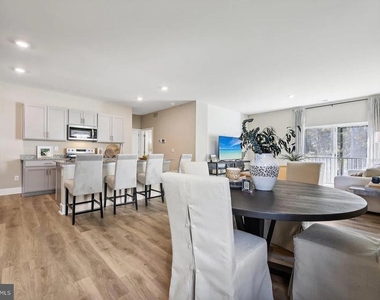 111 Charing Cross Drive - Photo Thumbnail 2