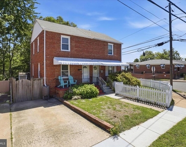 2147 S Oakland Street - Photo Thumbnail 2