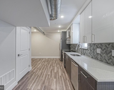 1070 N Front Street - Photo Thumbnail 6