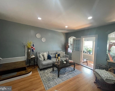 925 E Tioga Street - Photo Thumbnail 2