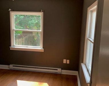 417 Leverington Avenue - Photo Thumbnail 11