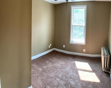 417 Leverington Avenue - Photo Thumbnail 13
