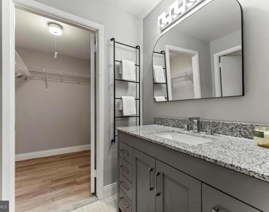 1750 Oakwood Terrace - Photo Thumbnail 15