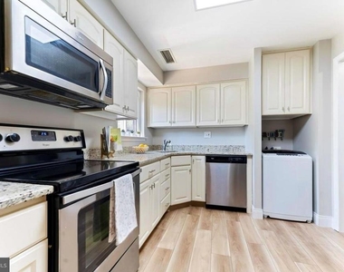 1750 Oakwood Terrace - Photo Thumbnail 2