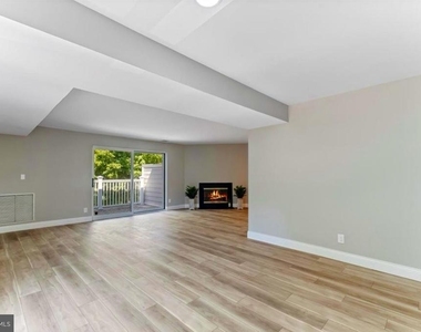 1750 Oakwood Terrace - Photo Thumbnail 6