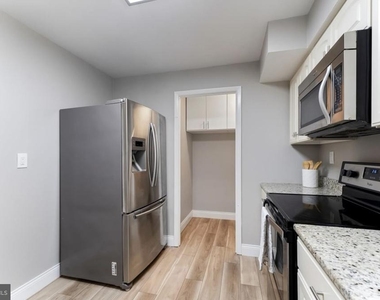 1750 Oakwood Terrace - Photo Thumbnail 3