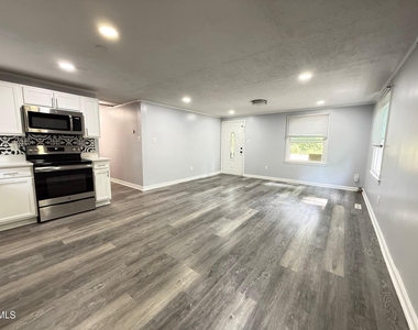 801 Carter Avenue - Photo Thumbnail 4