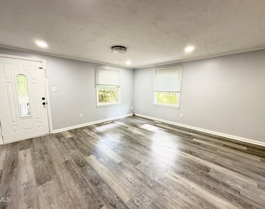 801 Carter Avenue - Photo Thumbnail 2
