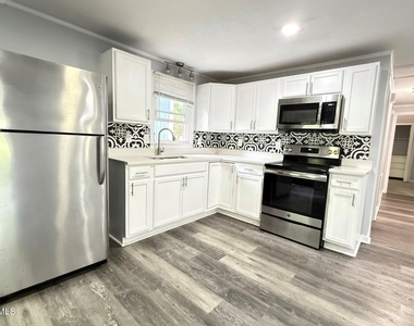 801 Carter Avenue - Photo Thumbnail 3