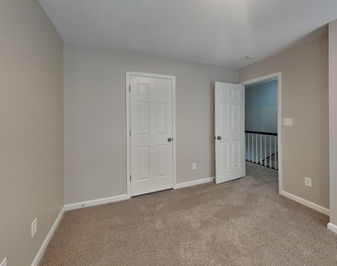 104 Roundtree Court - Photo Thumbnail 10