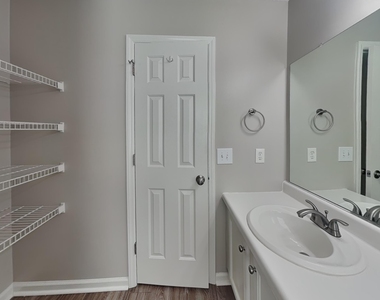104 Roundtree Court - Photo Thumbnail 8
