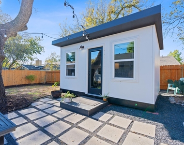 4916 Transit Cir - Photo Thumbnail 3