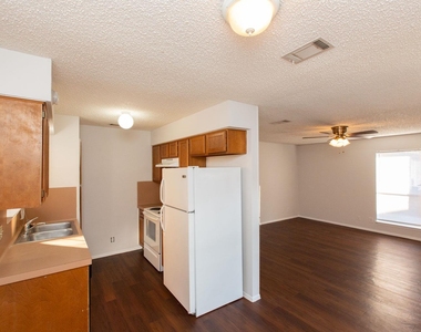 2102 Courtney St - Photo Thumbnail 17