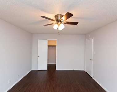 2102 Courtney St - Photo Thumbnail 20
