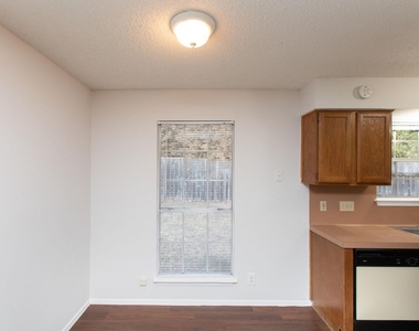 2102 Courtney St - Photo Thumbnail 11