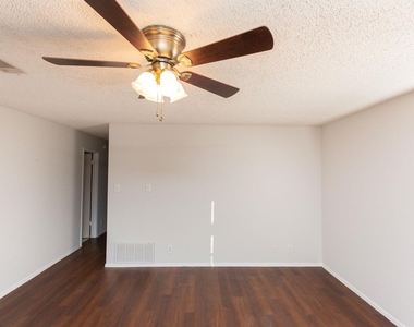 2102 Courtney St - Photo Thumbnail 14