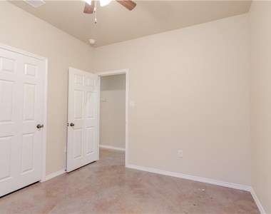421 Jack Rabbit Ln - Photo Thumbnail 9