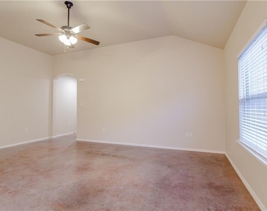 421 Jack Rabbit Ln - Photo Thumbnail 3