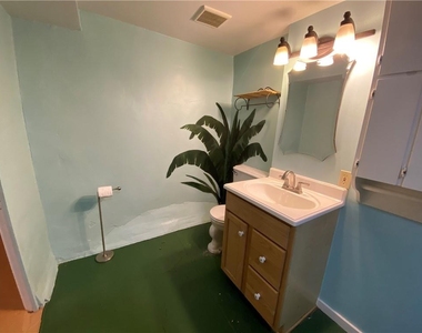 1501 W 9th St - Photo Thumbnail 27