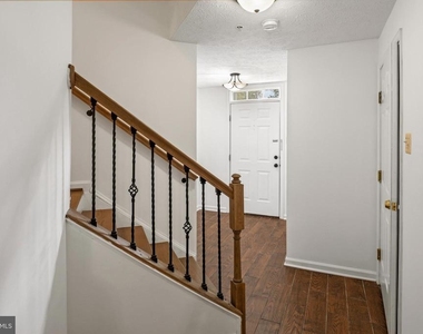 9805 Redwing Drive - Photo Thumbnail 4
