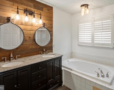 9805 Redwing Drive - Photo Thumbnail 18