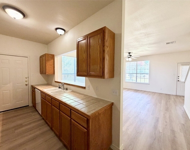 200 Sandstone Dr - Photo Thumbnail 3