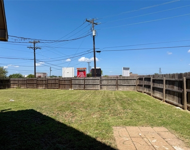 200 Sandstone Dr - Photo Thumbnail 9