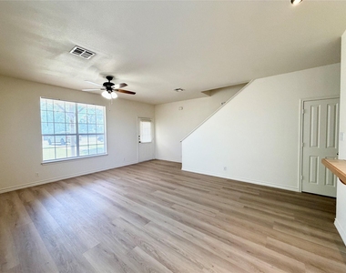 200 Sandstone Dr - Photo Thumbnail 1